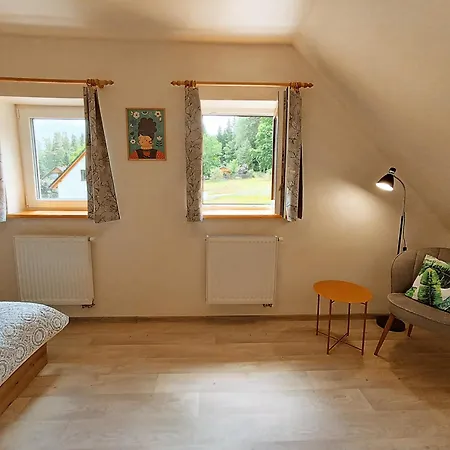 Klidna Lokalita Na Kraji Lesa, Cely Dum S Uschovnu Kol Nova Bystrice